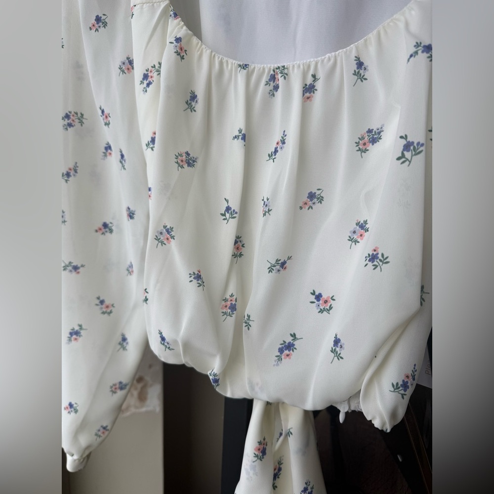 Backyard Roses Shelly Top Size Medium NWT - Picture 9 of 15